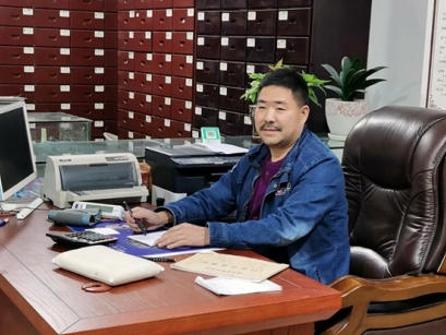 以《黄帝内经》 为钥，开生命平衡之门——记中医“平衡论”践行者余长安