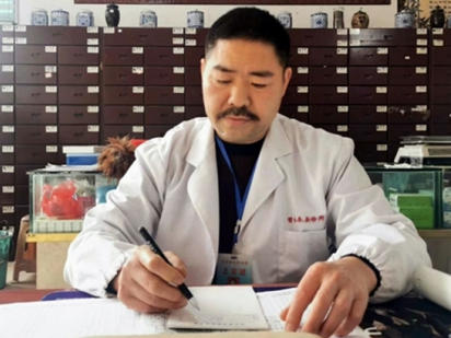 以《黄帝内经》 为钥，开生命平衡之门——记中医“平衡论”践行者余长安