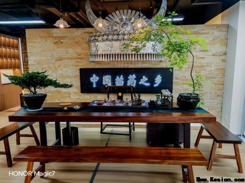守正创新传瑰宝 苗医济世惠民生 —— 王开香与苗草铺子共筑民族医药新征程