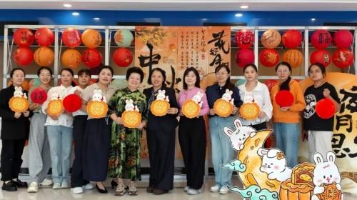 薪火赓续岐黄路 仁心济世守初心 ——建国77周年特别报道国医名师何明华