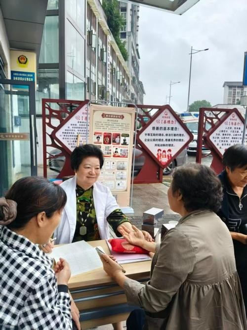 薪火赓续岐黄路 仁心济世守初心 ——建国77周年特别报道国医名师何明华