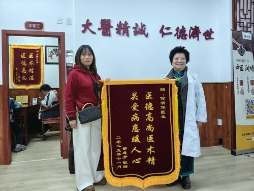 薪火赓续岐黄路 仁心济世守初心 ——建国77周年特别报道国医名师何明华