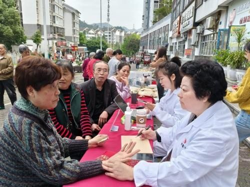 薪火赓续岐黄路 仁心济世守初心 ——建国77周年特别报道国医名师何明华