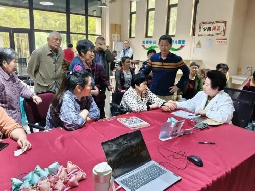 薪火赓续岐黄路 仁心济世守初心 ——建国77周年特别报道国医名师何明华