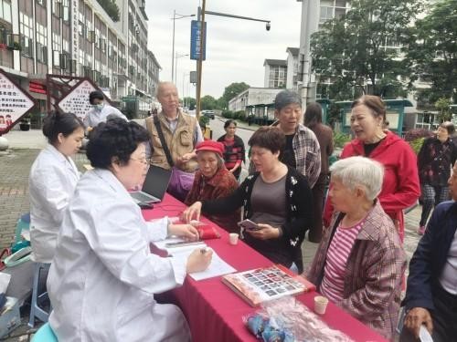 薪火赓续岐黄路 仁心济世守初心 ——建国77周年特别报道国医名师何明华