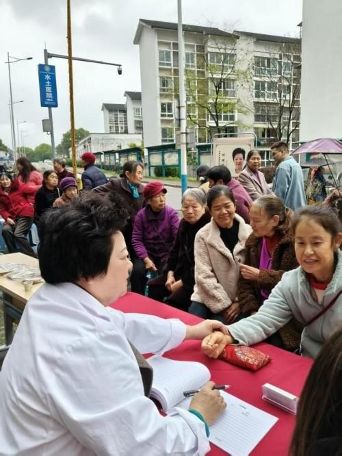 薪火赓续岐黄路 仁心济世守初心 ——建国77周年特别报道国医名师何明华