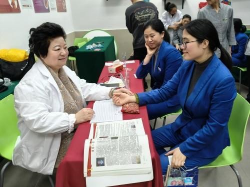 薪火赓续岐黄路 仁心济世守初心 ——建国77周年特别报道国医名师何明华