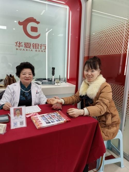 薪火赓续岐黄路 仁心济世守初心 ——建国77周年特别报道国医名师何明华